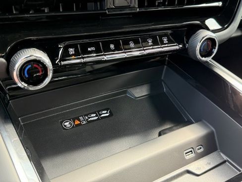 New 2025 Chevrolet Suburban Premier image 30