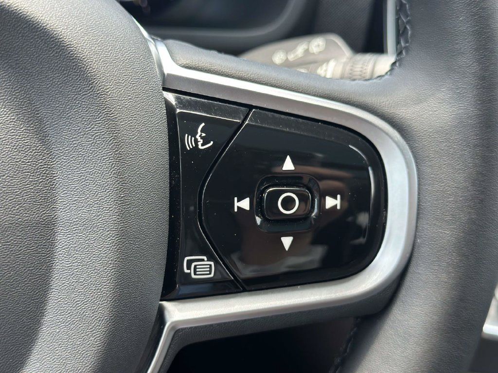 Used 2025 Volvo XC90 B6 Plus AWD/4WD image 22