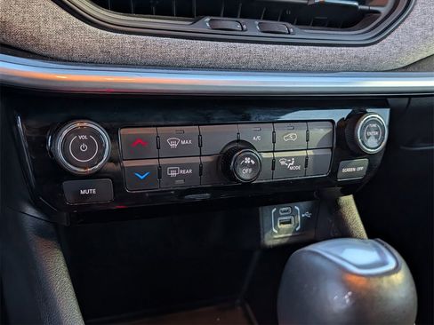 Used 2024 Jeep Compass Latitude image 18