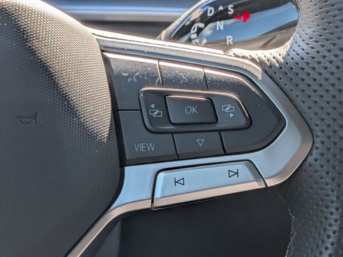 Used 2025 Volkswagen Tiguan SE R-Line image 19