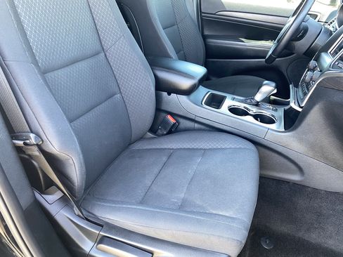 Used 2018 Jeep Grand Cherokee Laredo AWD/4WD image 10