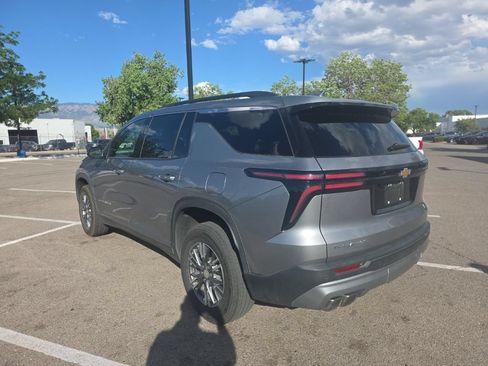 Used 2025 Chevrolet Traverse LT FWD image 4