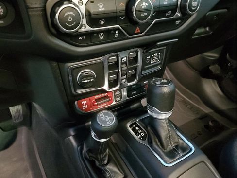 Used 2025 Jeep Wrangler Unlimited Rubicon w/ Technology Group image 18