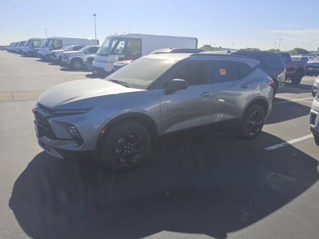 Used 2024 Chevrolet Blazer LT w/ Convenience Package FWD image 4