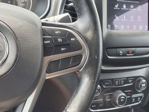 Used 2020 Jeep Cherokee Latitude Plus w/ Cold Weather Group AWD/4WD image 19