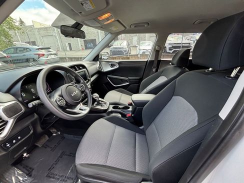 Used 2025 Kia Soul LX w/ LX Technology Package FWD image 24