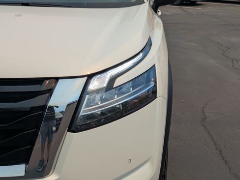 Used 2023 Nissan Pathfinder SL AWD/4WD image 12