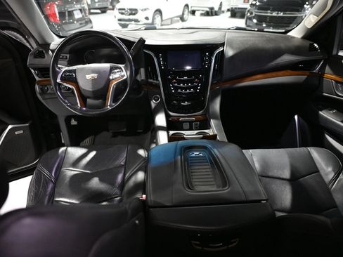 Used 2018 Cadillac Escalade Luxury AWD/4WD image 21