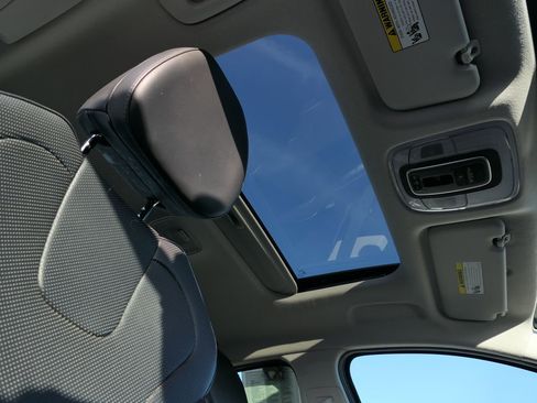 Used 2022 Hyundai Elantra Limited w/ Preferred Accessory Package image 26