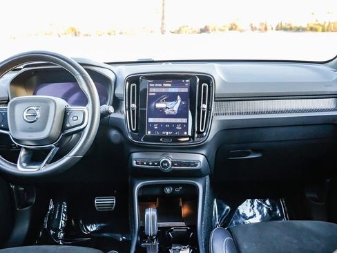 Used 2021 Volvo XC40 P8 Recharge image 13