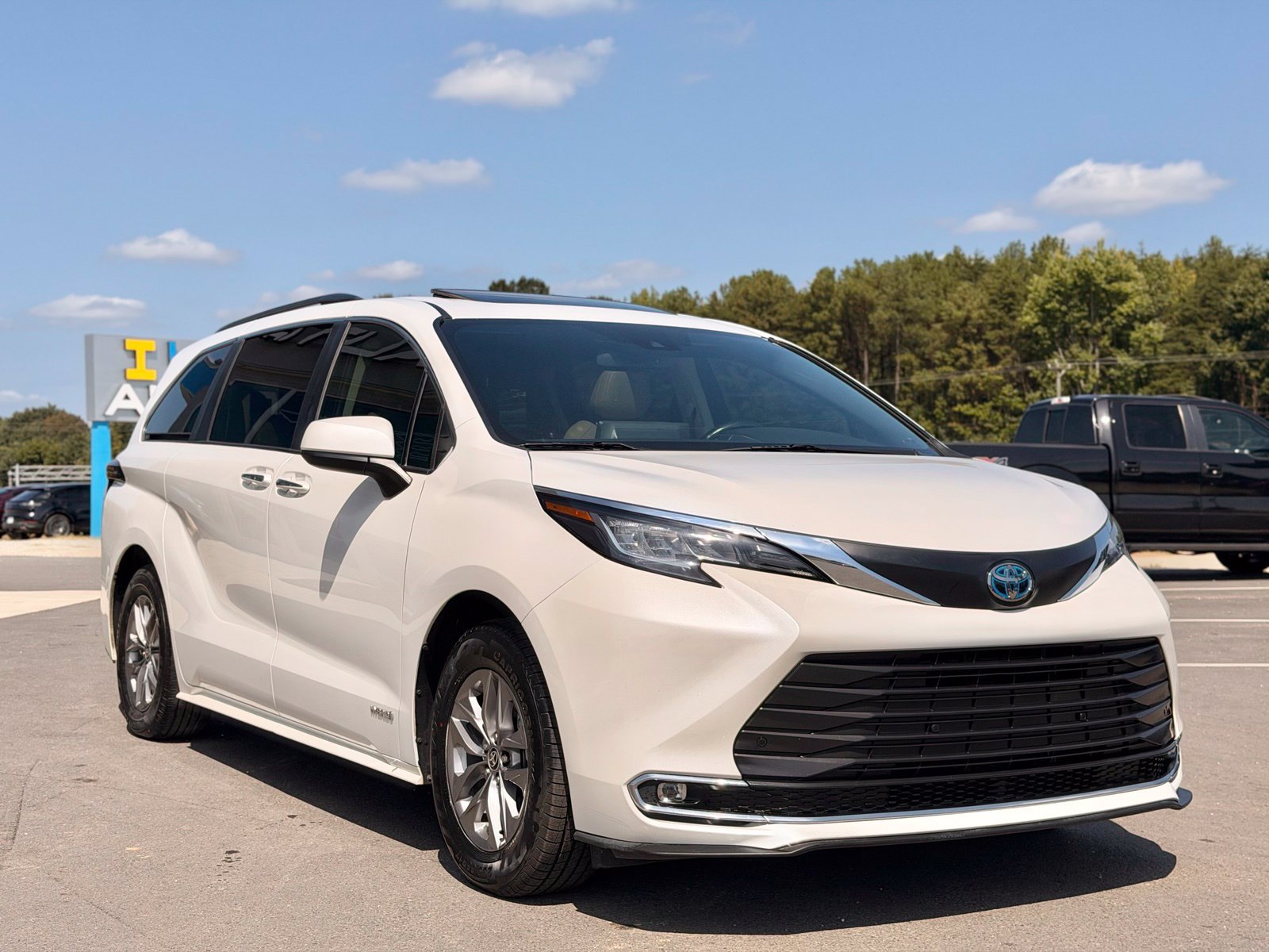 Used 2021 Toyota Sienna XLE FWD image 6