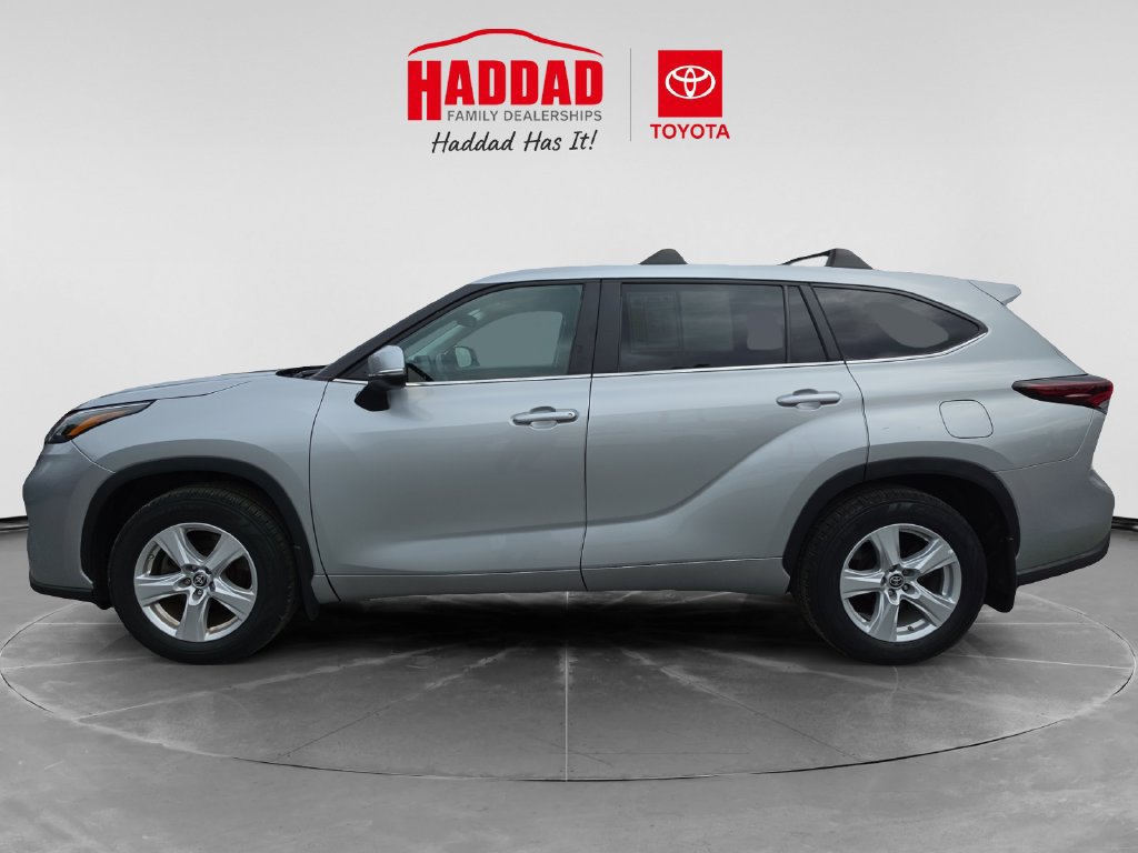 Used 2024 Toyota Highlander LE AWD/4WD image 2