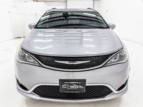 Used 2020 Chrysler Pacifica Touring-L image 11