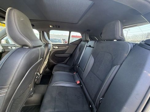 Used 2020 Volvo XC40 T5 R-Design image 4