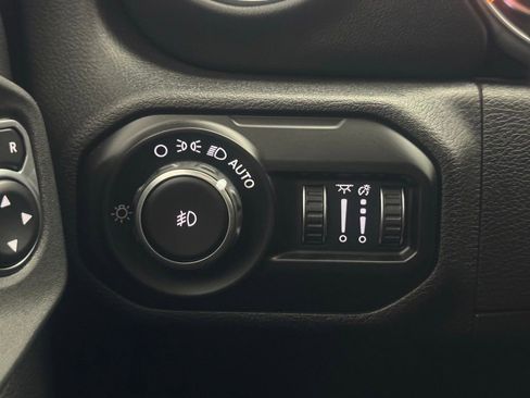 Used 2021 Jeep Wrangler Unlimited Sahara AWD/4WD image 17