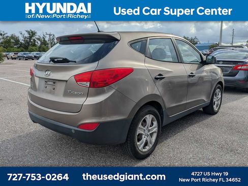 Used 2011 Hyundai Tucson GL FWD image 2