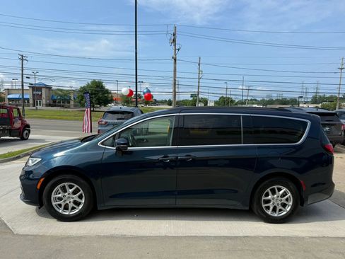 Used 2022 Chrysler Pacifica Touring-L w/ Uconnect Theater Family Group FWD image 7