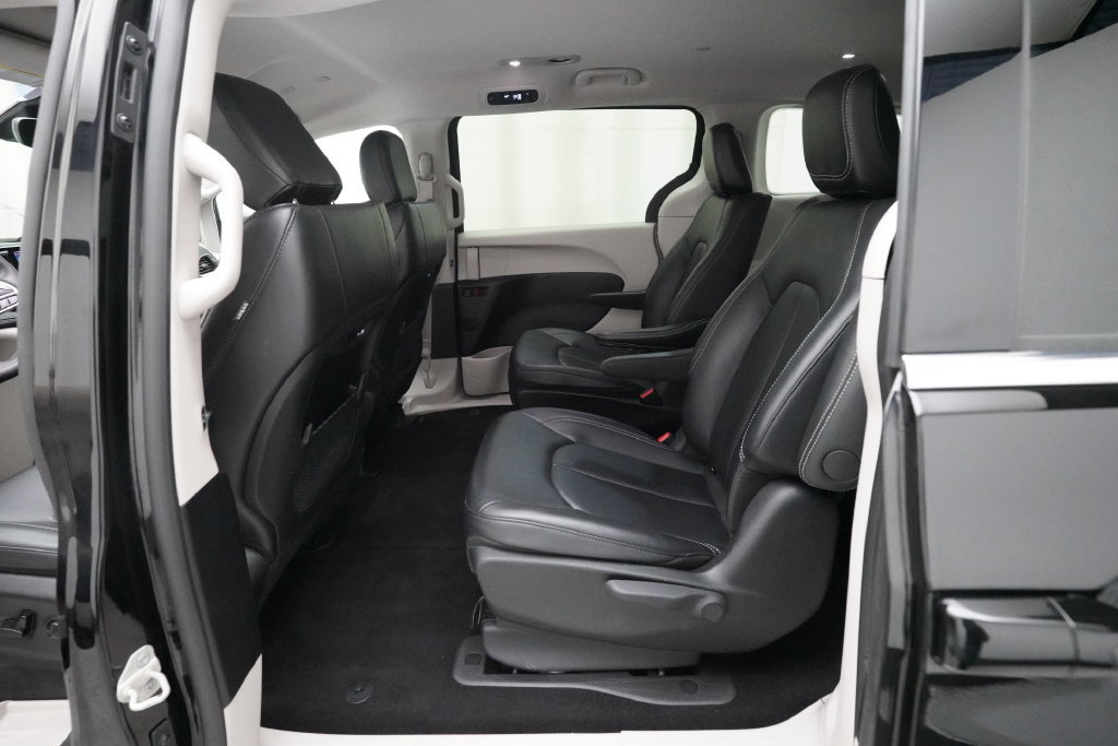 Used 2024 Chrysler Pacifica Limited FWD image 16