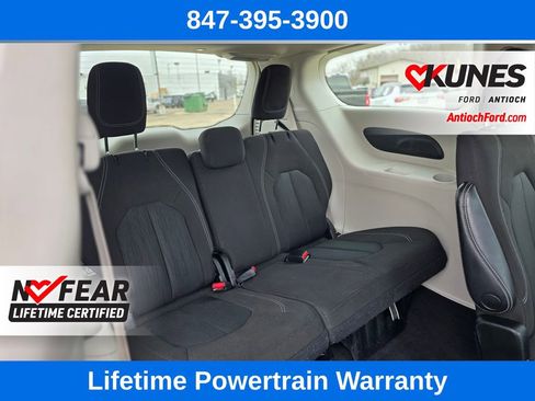 Used 2022 Chrysler Voyager LX image 33