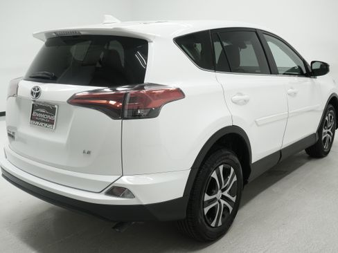 Used 2018 Toyota RAV4 LE FWD image 4