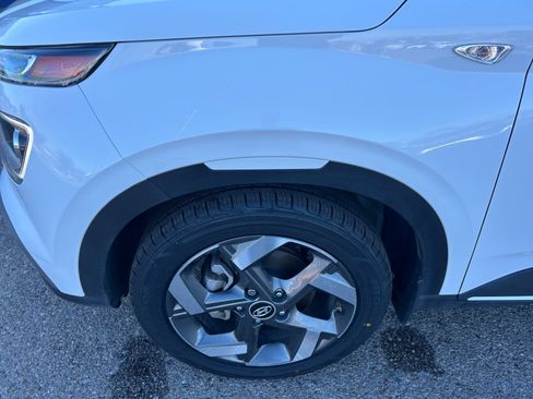 Certified 2024 Hyundai Venue Limited FWD image 11