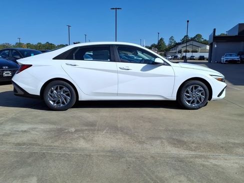 New 2026 Hyundai Elantra Hybrid FWD image 2
