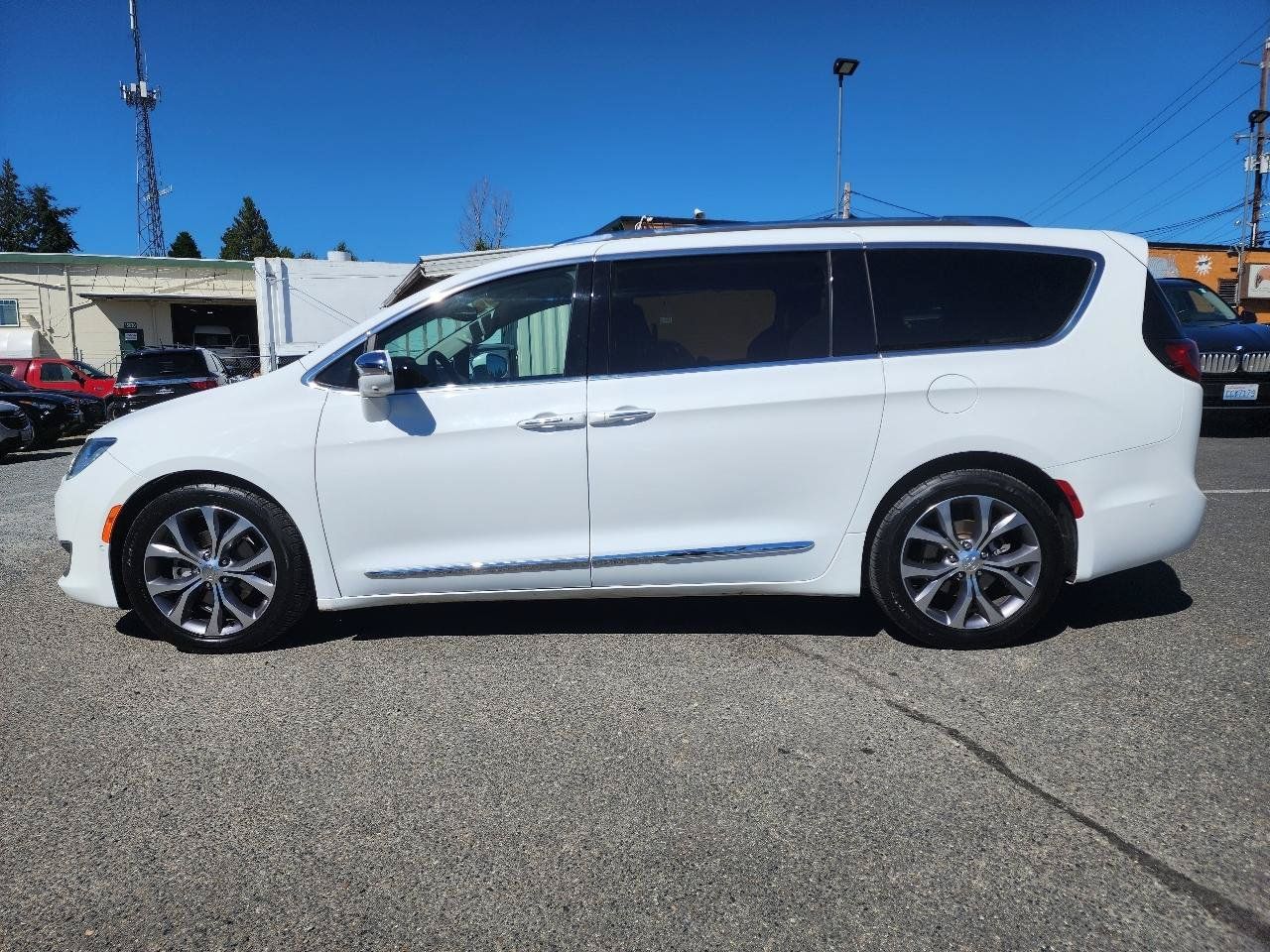 Used 2018 Chrysler Pacifica Limited w/ Advanced Safetytec Group FWD image 10