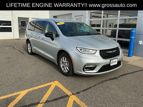 Used 2024 Chrysler Pacifica Touring-L FWD image 2
