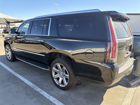 Used 2020 Cadillac Escalade ESV Premium Luxury image 4