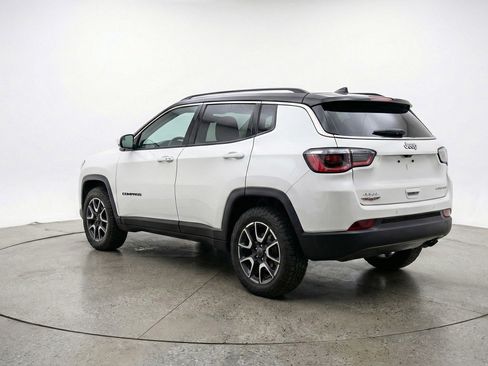 Used 2025 Jeep Compass Trailhawk AWD/4WD image 6