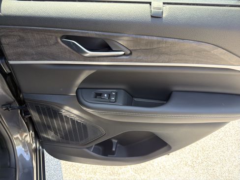 Used 2025 Jeep Grand Cherokee Limited w/ Luxury Tech Group II RWD image 17