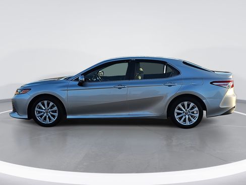Used 2018 Toyota Camry LE image 6