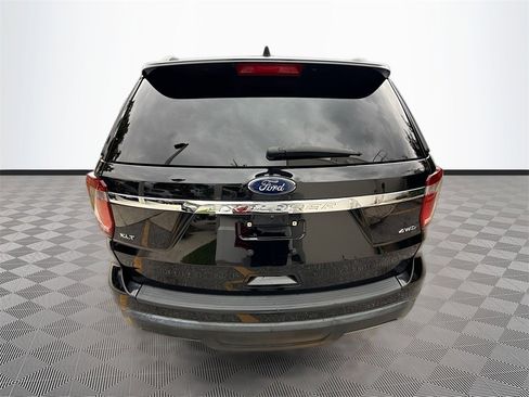 Used 2018 Ford Explorer XLT image 7