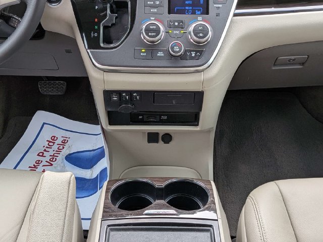Used 2017 Toyota Sienna XLE Premium FWD image 20