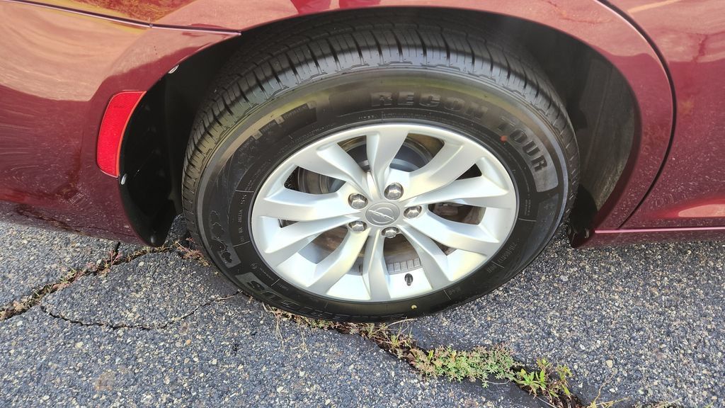 Used 2018 Chrysler 300 Touring RWD image 13
