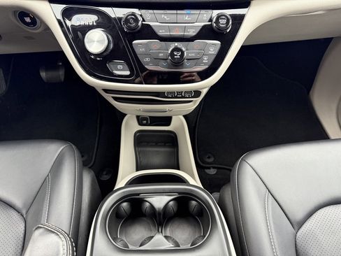 Used 2024 Chrysler Pacifica Touring-L image 16