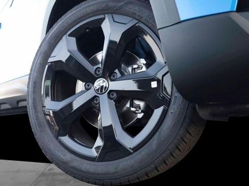 New 2025 Volkswagen Taos SE image 3