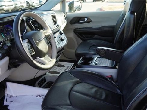 Used 2020 Chrysler Pacifica Limited w/ Tire & Wheel Group image 19