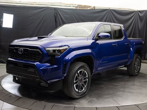 Used 2025 Toyota Tacoma TRD Sport AWD/4WD image 5