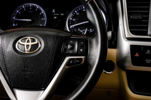 Used 2019 Toyota Highlander XLE FWD image 17