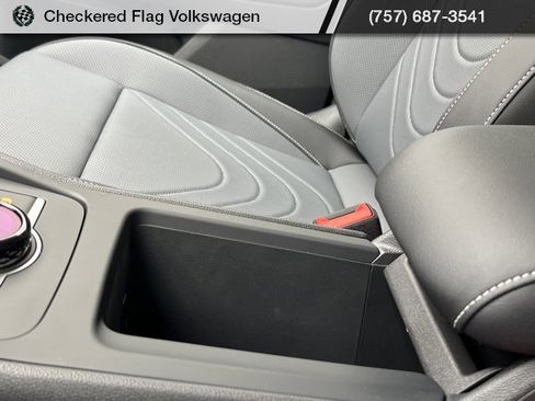 New 2025 Volkswagen Tiguan SE image 41