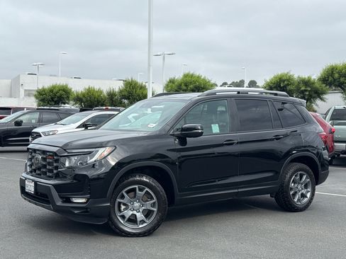 Used 2024 Honda Passport TrailSport image 2