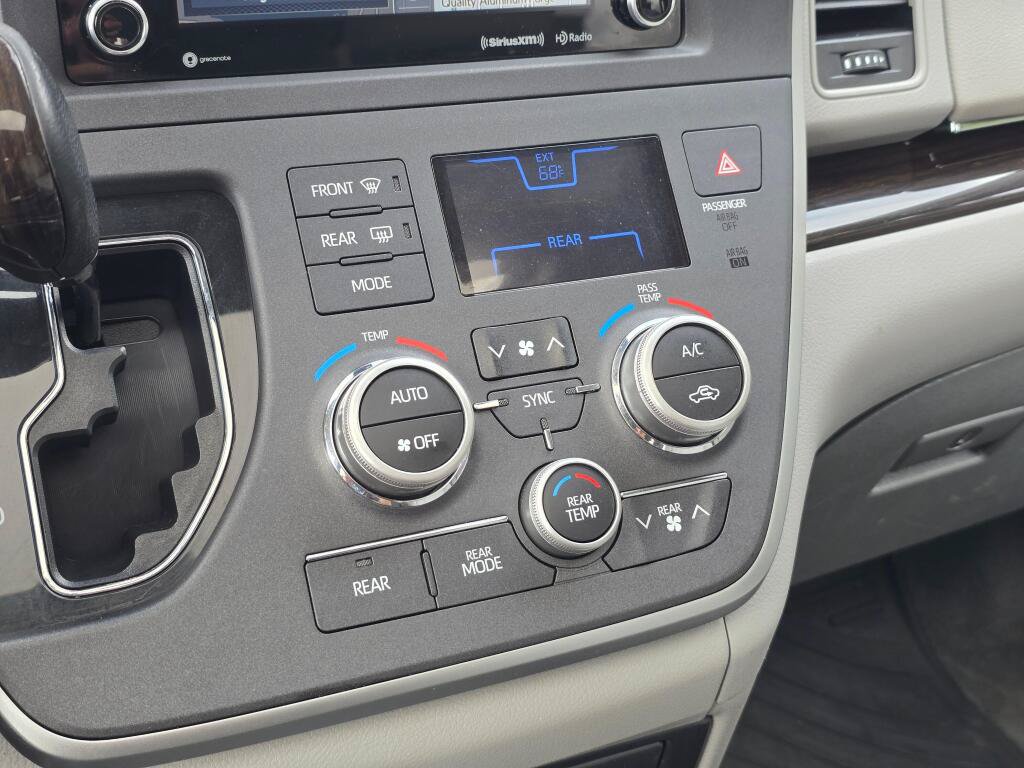 Used 2020 Toyota Sienna XLE w/ XLE Navigation Package FWD image 24
