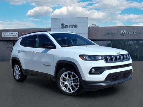 Used 2023 Jeep Compass Latitude image 1