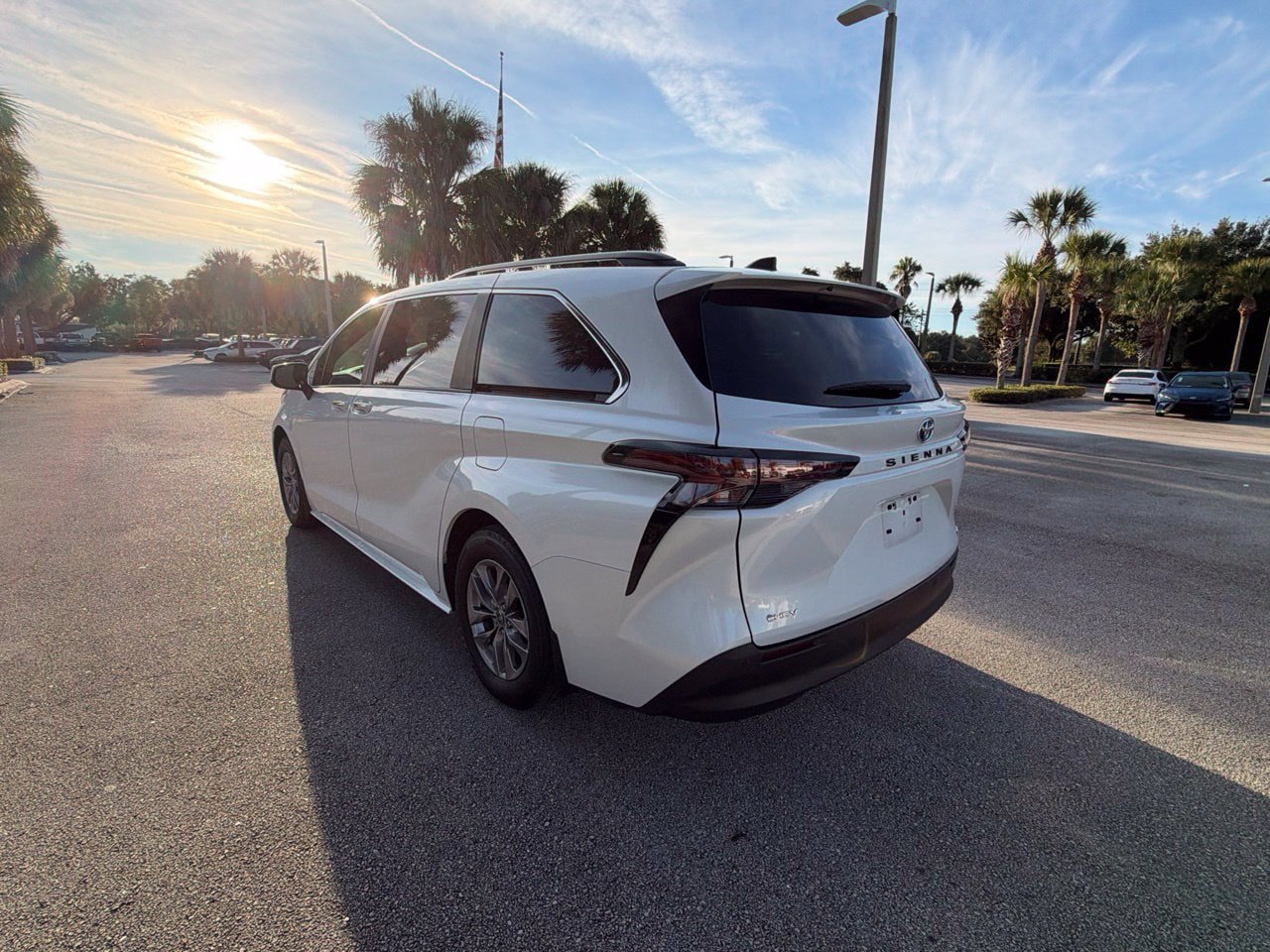 Used 2025 Toyota Sienna XLE w/ XLE Plus Package FWD image 3