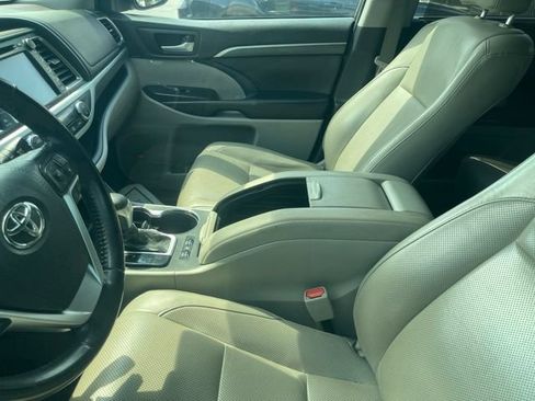 Used 2019 Toyota Highlander Limited FWD image 3