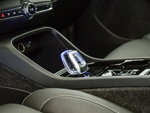 Certified 2025 Volvo XC40 B5 Plus w/ Climate Package image 19