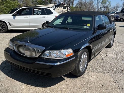 Used 2008 Lincoln Town Car Signature Limited RWD image 2