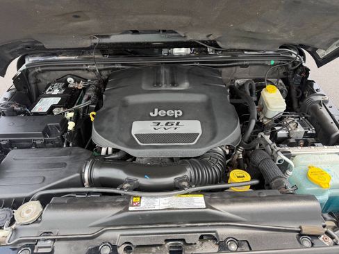 Used 2012 Jeep Wrangler Sahara AWD/4WD image 9