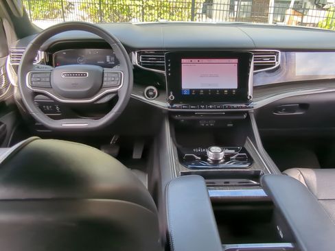 Used 2022 Jeep Wagoneer Series III w/ Flexible Seating Group image 15